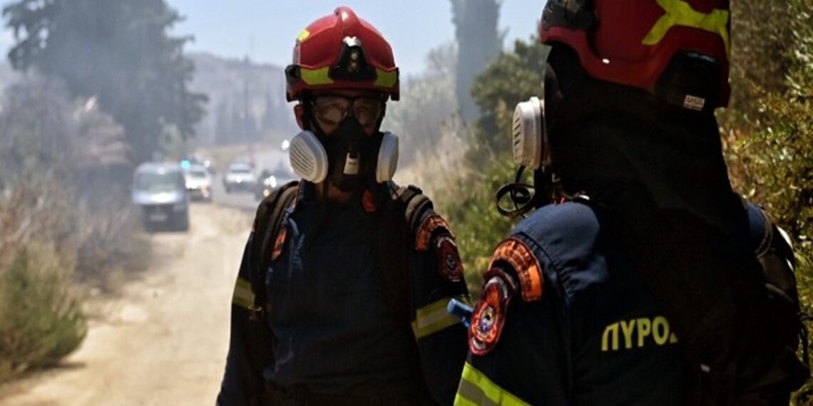 Σαλαμίνα: Διαδοχικά μηνύματα του 112 για απομάκρυνση κατοίκων προς το Αιάντειο