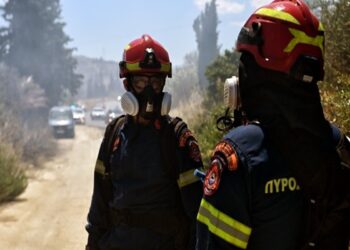 Σαλαμίνα: Διαδοχικά μηνύματα του 112 για απομάκρυνση κατοίκων προς το Αιάντειο