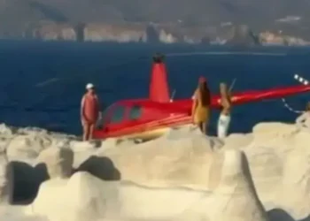 Μήλος: Ελικόπτερο προσγειώθηκε στο Σαρακήνικο – Οι επιβάτες κατέβηκαν για μπάνιο (Video)