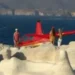 Μήλος: Ελικόπτερο προσγειώθηκε στο Σαρακήνικο – Οι επιβάτες κατέβηκαν για μπάνιο (Video)