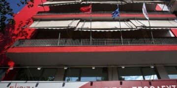 ΣΥΡΙΖΑ-ΠΣ: Ο κ. Μητσοτάκης επιμένει στον αυτοθαυμασμό για την ετοιμότητα του κρατικού μηχανισμού, την ώρα που η χώρα μετρά νεκρούς πυροσβέστες