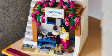 Η ελληνική ταβέρνα έγινε LEGO: Μπουζούκι, βουκαμβίλιες, γάτα και άρωμα Ελλάδας