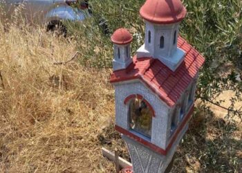 Τρισάγιο στη μνήμη της οικογένειας παραθεριστών από τη Μολδαβία που ξεκληρίστηκε σε τροχαίο