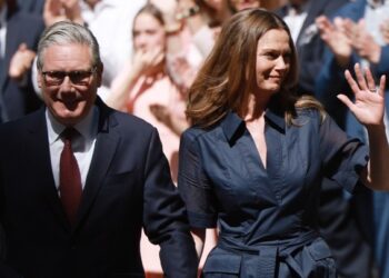 Ο Κιρ Στάρμερ δώρισε τη βιογραφία του στη βιβλιοθήκη της Ντάουνινγκ Στριτ