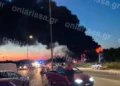 Τοξική φωτιά σε εργοστάσιο στη Λάρισα – Πυκνοί μαύροι καπνοί σκέπασαν τον ουρανό (Video)
