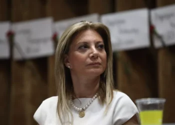 Επαναπροσδιορίζει αλλά δεν αποποιείται την “κβαντική ιατρική” η Καρυστιανού
