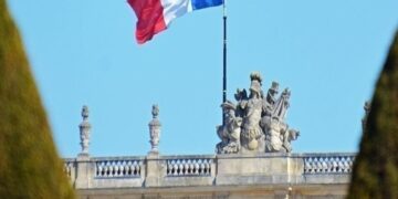 Γαλλία: «Καμπανάκι» για την οικονομία – Αναιμική ανάπτυξη 0,5% το 2026