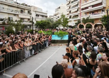 Λαϊκή αγρυπνία για τον Γιώργο Μαζωνάκη: Πλήθος κόσμου στη Νίκαια