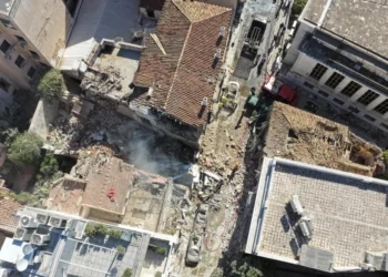Πλάκα: Ολονύχτιες έρευνες για έξι αγνοουμένους μετά την έκρηξη (Video)