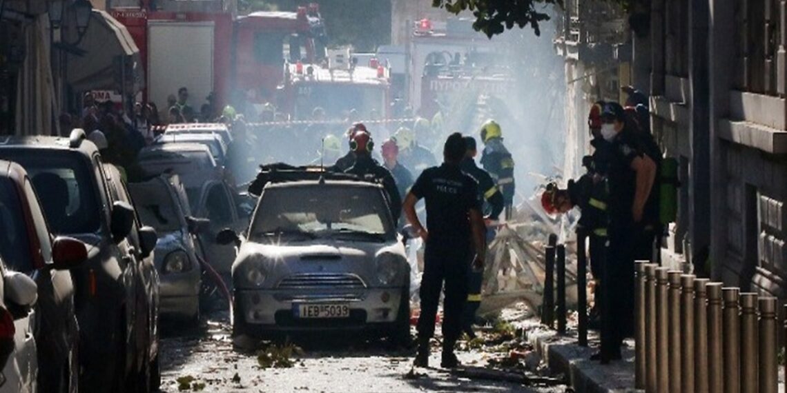 Έκρηξη στην Πλάκα: Εντοπίστηκε γυναικεία τσάντα – Έρευνες για αγνοούμενους