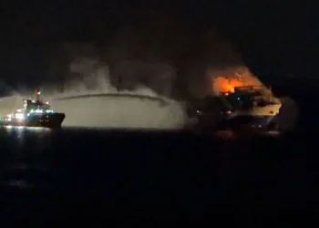 Ανοιχτά της Τήνου το BLUE CARRIER 2 – Πληροφορίες αναφέρουν ότι η φωτιά είναι υπό πλήρη έλεγχο (Video)