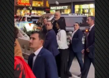Ένταση στη Νέα Υόρκη – Πυρ και μανία ο Εντι Ράμα: Διαδηλωτές του πέταξαν αυγά (Video)
