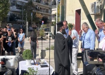 Γέφυρες πολιτισμού στον αγιασμό του 4ου Γυμνασίου Καλαμαριάς – Δηλώσεις των υφ. Παιδείας και Ανάπτυξης