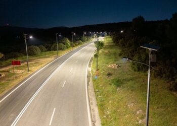 Φως σε 958 χιλιόμετρα δρόμων – 31.938 αυτόνομοι έξυπνοι ιστοί φωτισμού στις 13 Περιφέρειες
