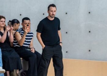 Saint Laurent: Ο Anthony Vaccarello έντυσε το Παρίσι στα χρυσά για την Άνοιξη/Καλοκαίρι 2027