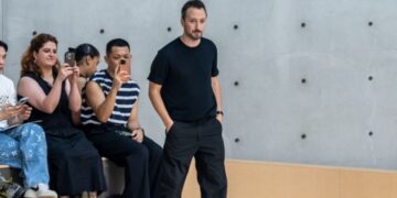 Saint Laurent: Ο Anthony Vaccarello έντυσε το Παρίσι στα χρυσά για την Άνοιξη/Καλοκαίρι 2027