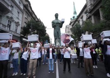 Οι φοιτητές έβγαλαν τον Βούισιτς από την ασφάλειά του
