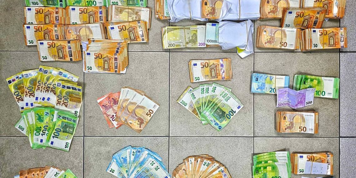 Πιερία: Εξαρθρώθηκε εγκληματική οργάνωση που διέπραττε απάτες με το πρόσχημα των επενδύσεων σε κρυπτονομίσματα – 17 συλλήψεις