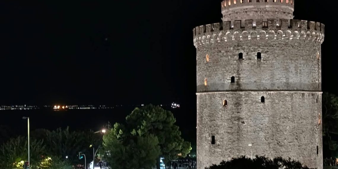 Ο Λευκός Πύργος «λάμπει» ξανά – Παρουσιάστηκε ο νέος φωτισμός του εμβληματικού μνημείου της Θεσσαλονίκης (ΦΩΤΟ+Video)