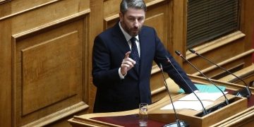 Ανδρουλάκης: «Η κυβέρνηση αγνοεί τους ειδικούς και ζητά χειροκρότημα»