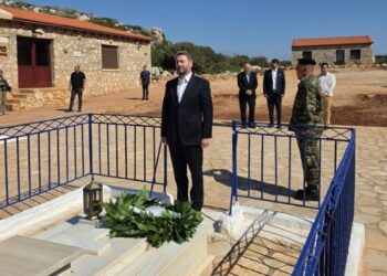 Στη Ρω ο Νίκος Ανδρουλάκης – Κατέθεσε στεφάνι στο μνημείο της Κυράς της Ρω