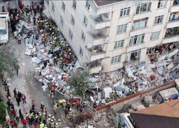 Συναγερμός στην Κωνσταντινούπολη: Κατέρρευσε κτίριο – Έξι τραυματίες (video)