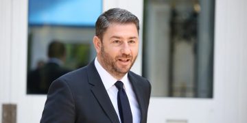 Ο Ανδρουλάκης ανοίγει δίαυλους, ο Τσίπρας βάζει όρους