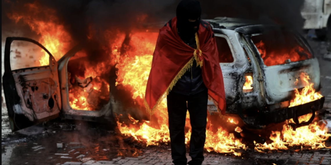 Φλέγεται η Αλβανία: Πυρπολούν κυβερνητικά κτίρια – Η αστυνομία ανοίγει πυρ με σφαίρες καουτσούκ (Video&Photos)