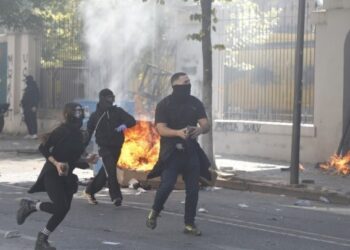 Βία και ένταση στα Τίρανα – Συγκρούσεις φοιτητών με την αστυνομία έξω από το υπουργείο Παιδείας