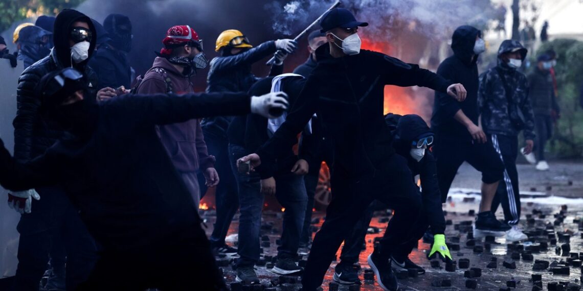 Νέα επεισόδια την έκτη ημέρα κινητοποιήσεων στα Τίρανα