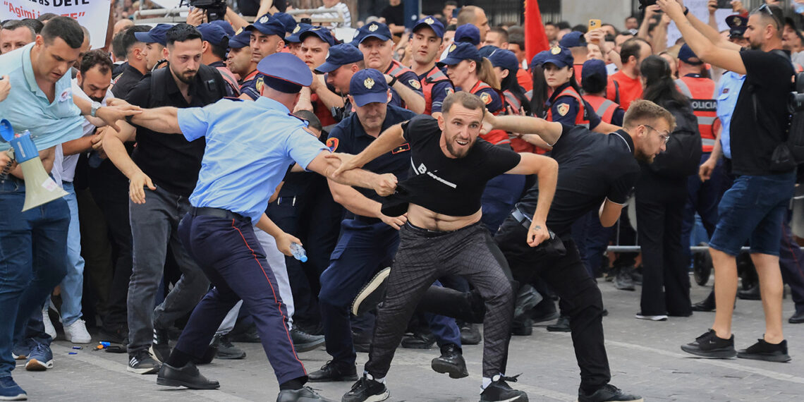 Τα Τίρανα φλέγονται, η Θεσσαλονίκη μετρά τις συμφωνίες της