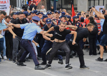 Τα Τίρανα φλέγονται, η Θεσσαλονίκη μετρά τις συμφωνίες της