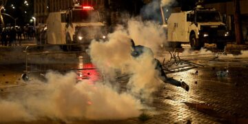 Αλβανία: Σφοδρές συγκρούσεις φοιτητών και μαθητών με την αστυνομία στα Τίρανα