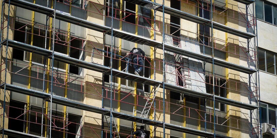 «Ανακαίνιση Κατοικίας»: Δημοσιεύτηκε ο οδηγός για επιδοτήσεις έως 95% και 36.000 ευρώ – Προτεραιότητα στα κλειστά σπίτια