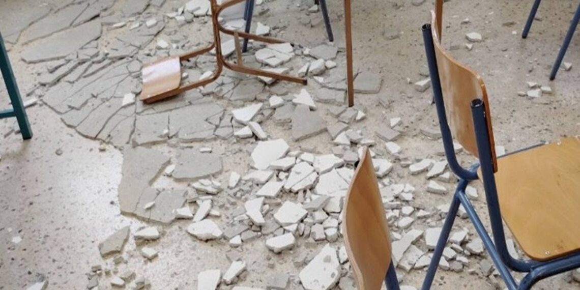 Μαθητής τραυματίστηκε στο κεφάλι από σοβάδες που αποκολλήθηκαν σε σχολική αίθουσα