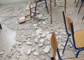 Μαθητής τραυματίστηκε στο κεφάλι από σοβάδες που αποκολλήθηκαν σε σχολική αίθουσα