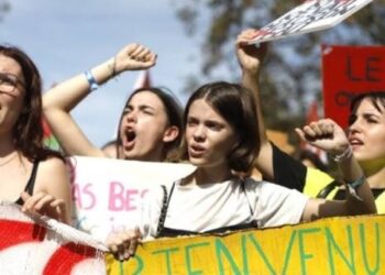 Γαλλία: Νέο κύμα μαθητικών διαδηλώσεων – Ένταση, χιλιάδες συλλήψεις και πίεση στην κυβέρνηση