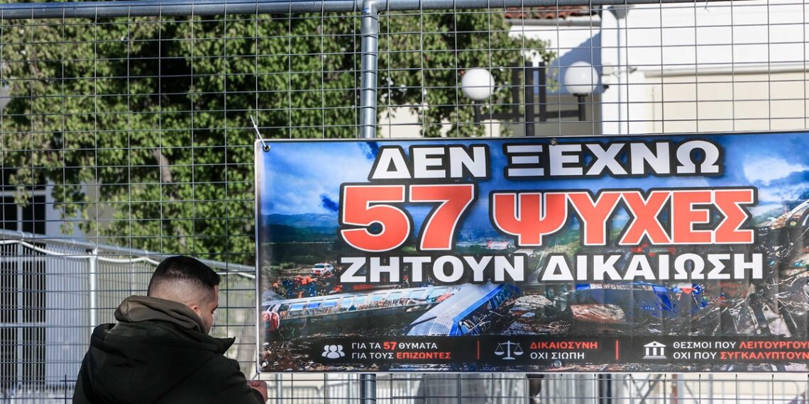 Δίκη Τεμπών: Οι καταθέσεις συγγενών και το αίτημα Κωνσταντοπούλου για τις εκταφές