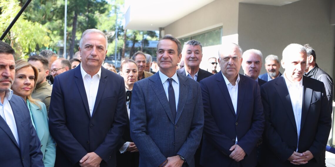 Οι πλατείες πιέζουν, το Μαξίμου κοιτά στο Βορρά