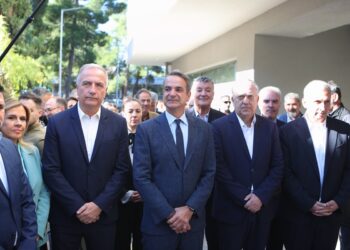 Οι πλατείες πιέζουν, το Μαξίμου κοιτά στο Βορρά