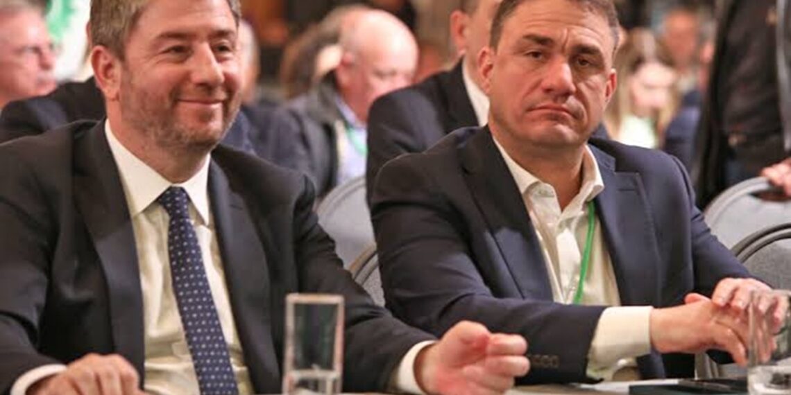 Το ΠΑΣΟΚ ανεβάζει ένταση, αναζητά πλειοψηφία