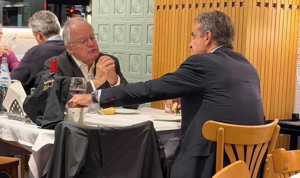 Καρφιτσώματα: Από το «Μέτσοβο» του Μητσοτάκη μέχρι την «Ατζέντα 2030» του Δένδια