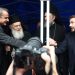 Καρφιτσώματα: Ο Αγγελούδης αλλάζει ρεπερτόριο, η χειραψία Μητσοτάκη–Ανδρουλάκη και τα μηνύματα της εξέδρας