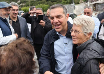 Λαμπάκια, καφέδες και παλιές πολιτικές συνήθειες