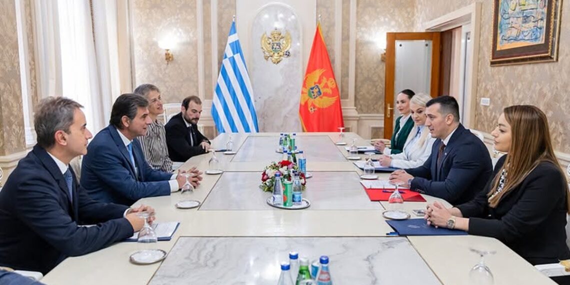 Καρφιτσώματα: ΠΑΣΟΚ: Αναμείνατε στο… πράσινο – Πρώτα οι πόζες, μετά οι πρόσθιες