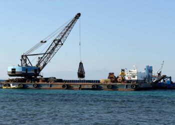 Φράγμα στα κύματα προτού φτάσουν στα σπίτια