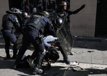 Γαλλία: Μέρα δοκιμασίας και σύγκλισης «οργής»: Η χώρα κατεβαίνει στους δρόμους