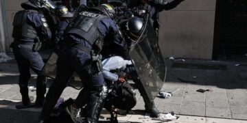 Γαλλία: Μέρα δοκιμασίας και σύγκλισης «οργής»: Η χώρα κατεβαίνει στους δρόμους