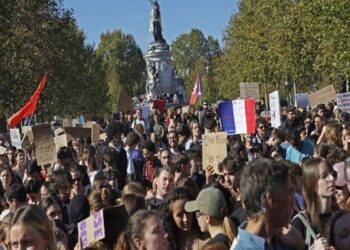 Γαλλία-μαθητικές κινητοποιήσεις: Δεκάδες χιλιάδες άνθρωποι στους δρόμους της χώρας