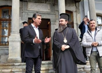 Γκιουλέκας στην Κορυτσά: Επίσκεψη στην ελληνική μειονότητα και συνάντηση με τον μητροπολίτη Αναστάσιο